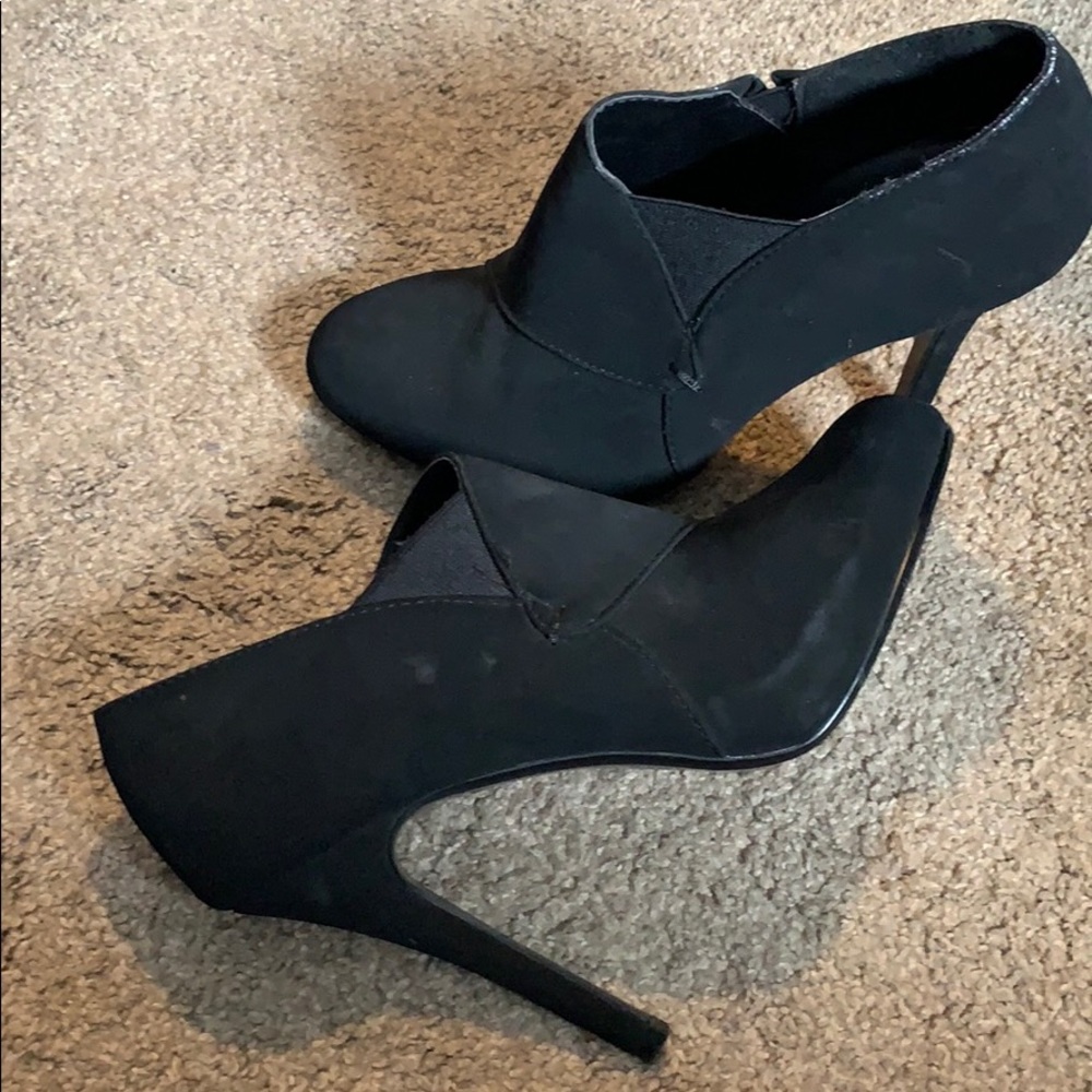 Black round tip heels